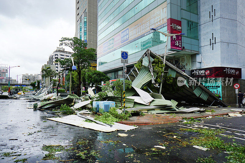 台北/台湾- 080815:台北市中心遭受台风破坏。